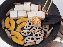 フライパンに豆腐と野菜を並べ入れて、焼き色がついたものから上下を返して焼く。