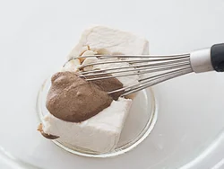 豆腐に練りごまと塩を加えてよく混ぜる。冷やすと少し固まるので、ごま豆腐のようになる。