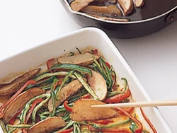 マリネ液の材料とピーマンは加熱せずにバットに混ぜ、揚げ焼きにしたじゃがいもを加える。