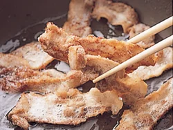 豚肉は片栗粉をまぶし、少し多めの油でカリカリになるまで揚げ焼きにする。