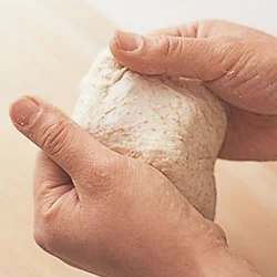 生地がブチッとちぎれずに、弾力が出て薄くのびるくらいが、こね上がりの目安。
