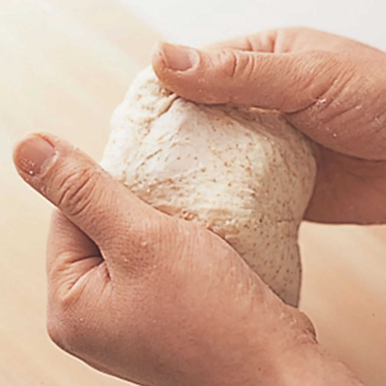 生地がブチッとちぎれずに、弾力が出て薄くのびるくらいが、こね上がりの目安。