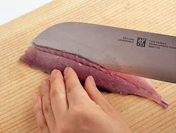 身の中心に縦１列に入っている小骨は、口に当たるので、小骨に沿って断面がV字になるよう三角に切り目を入れて取り除く。