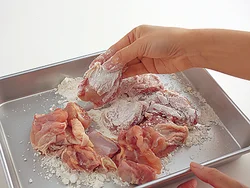 とり肉にたっぷり小麦粉をまぶして煮ると、とり肉がやわらかく仕上がり、煮汁にとろみもつく。