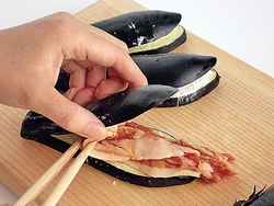 なすの切れ目に片栗粉をはたいて豚肉をはさむと、なすと豚肉がはがれにくい。豚肉のうまみをなすが吸っておいしくなる。