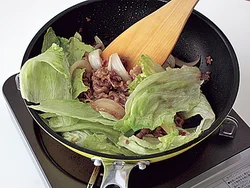 牛肉と玉ねぎを炒めたら合わせ調味料を入れ、最後にレタスを加えて炒める。レタスは火が通りやすいのでさっと炒めて。