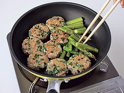 肉団子を焼きつけて裏返し、端に寄せて、あいたところでアスパラを焼く。