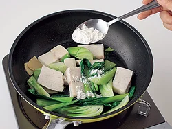 小麦粉を加えて、粉っぽさがなくなるまで炒め合わせると、だまにならずに簡単にとろみがつく。