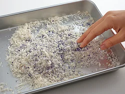 パン粉にゆかりを混ぜておくと、ころもにしっかり塩味がつき、たれをつけずにそのまま食べられる。