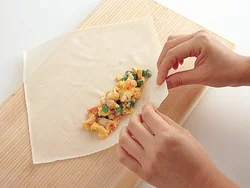 炒めた具を、春巻きの皮で包んで揚げ焼きに。ふんわり卵、ぷりぷりしたえびなど、いろんな食感が楽しめる。