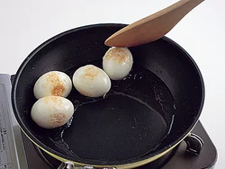 卵は、多めの油で焼いて表面に焼き色をつけると、こうばしさが増し、肉だれがからみやすくなる。