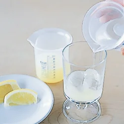 シロップは砂糖を熱湯に混ぜて溶かせば、簡単に作れる。