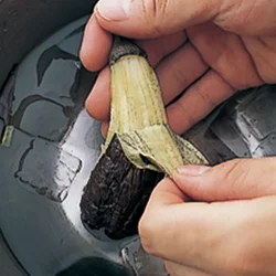 皮を真っ黒になるまで焼いて冷水にさらすと、簡単に皮がむける。