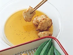 とり肉や野菜は揚げて、熱いうちに南蛮だれに漬け、味をしっかりからめる。