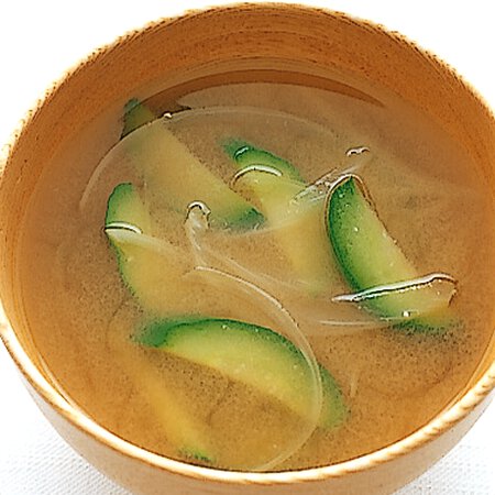 きゅうりと玉ねぎのみそ汁 By重信初江さんの料理レシピ プロのレシピならレタスクラブ