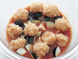 トマトはつぶして缶汁ごと、耐熱ボウルに入れ、なす、とりだんごを並べる。アスパラはあとで。