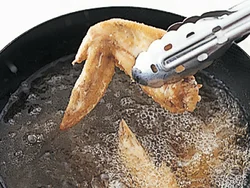 外はカリッと、中はジューシーに揚げるコツは二度揚げ。仕上げは高温でカラリと色よく。