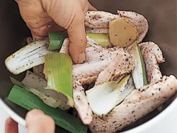 薬味野菜と一緒に、ごま油をもみ込んで、下味がからみやすくする。