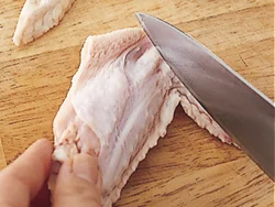 手羽先は食べやすいように関節の間に包丁を入れ、先端を落とす。