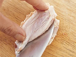 ２本の骨の間、細い骨の上から包丁を入れると開きやすい。