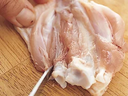 骨の両脇上下の腱を切り離すと、肉を骨からはがしやすい。
