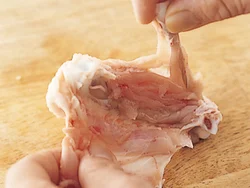 細い骨を引き上げ、肉からはがし、くるっとひねって骨を除く。
