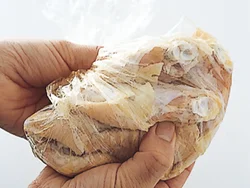ポリ袋でもみ込むと、手も汚れず、味がよくなじむ