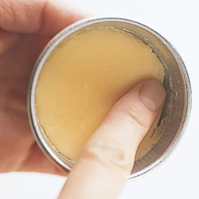 型はプリン型のほか、耐熱のカップなどでも作れます。カップの厚みなどによって加熱が足りない場合があります。様子を見ながら加熱してください。

型からきれいにはずすにはプリンの表面のまわりを指で押して型からはがし、型の内側にペティナイフをぐるりと入れる。皿をかぶせて返し、上下に揺すって型からはずす。