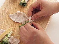 豚肉は細いほうを手前にして、ヤングコーン、貝割れ菜を置いて巻く。