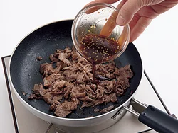 味つけは市販の焼き肉のたれを使って手軽に。商品によって味が異なるので、味みをしながら味をととのえる。