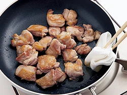 とり肉から出た脂はペーパータオルでふき取って、臭みを除き、べたつきを防ぐ。