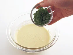 いつもの天ぷらごろもにしそを混ぜて、風味よく、見た目にも変化をつけて。