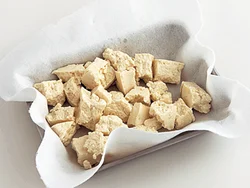 短時間で水きりできるように、豆腐はちぎってからペーパータオルにのせる。