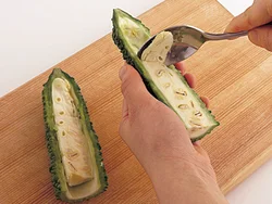 ゴーヤーは種を除くときに、わたもしっかり取ると苦みがとれる。