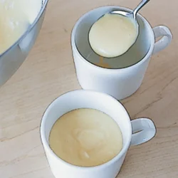 生地は蒸すとふくらむので、カップの五〜六分目を目安に入れる。