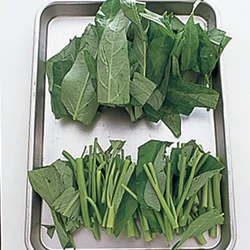 葉と茎は加熱時間が違うので、切り分ける。茎を加えて炒め、少ししんなりしたら葉を加える。