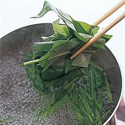 炒める場合と同じく、先に茎を入れてゆで、葉をあとから加えてゆでると、ちょうどよい状態でゆで上がる。