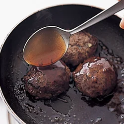 とろみがつくまでたれを煮詰めることでしっかりと味がからみ、汁けも流れ出にくくなる。
