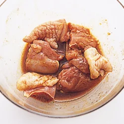 カレー粉の辛みや香り成分には、抗菌作用がある。下味の調味料に加えて肉に味をつける。