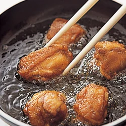 油で揚げて中までしっかり加熱。肉は小さめに切っておくと早く火が通る。