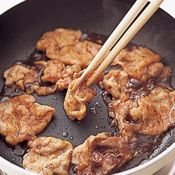 合わせ調味料を加えたら、汁けをとばすように、しっかりと肉にからめる。
