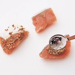 粒マスタードの酸味や辛み成分にも、抗菌効果が。鮭の表面にまんべんなくぬって。