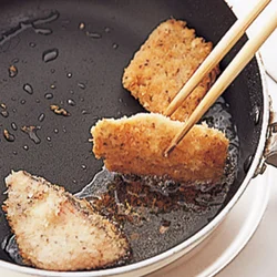 鮭は火が通りやすいようにそぎ切りにしておくと、少なめの油で手軽に揚げられる。