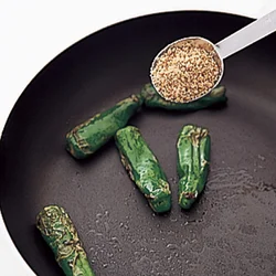 すりごまを加えてからめると、調味料や野菜の水分を吸って、汁けが流れ出にくくなる。