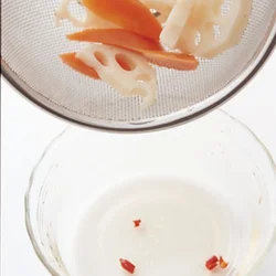 根菜は火が通りやすいように小さめに切り、とうがらしを入れた甘酢に漬ける。