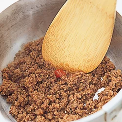肉みそは、肉と調味料をよく混ぜてから火にかけ、汁けがなくなるまで煮るとジューシーに仕上がる。