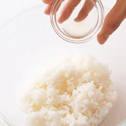 ビビンバ弁当のご飯には、塩とレモン汁を混ぜる。塩分と酸味によってご飯がいたみにくくなるだけでなく、さっぱり味でおかずとの相性も◎。