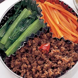 にんじんナムルと小松菜ナムル、ご飯を別々に弁当箱に詰める。