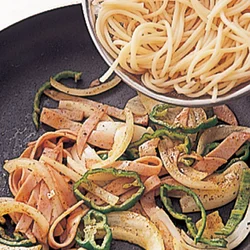 ハムと野菜を炒めたところに、調味料とともに抗菌作用のあるカレー粉を加えて味つけ。ここでさっと炒めることで風味よく仕上がる。
