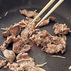 牛肉と一緒に、しょうが、にんにくを炒めることで、風味よく、食欲をそそる味わいに。